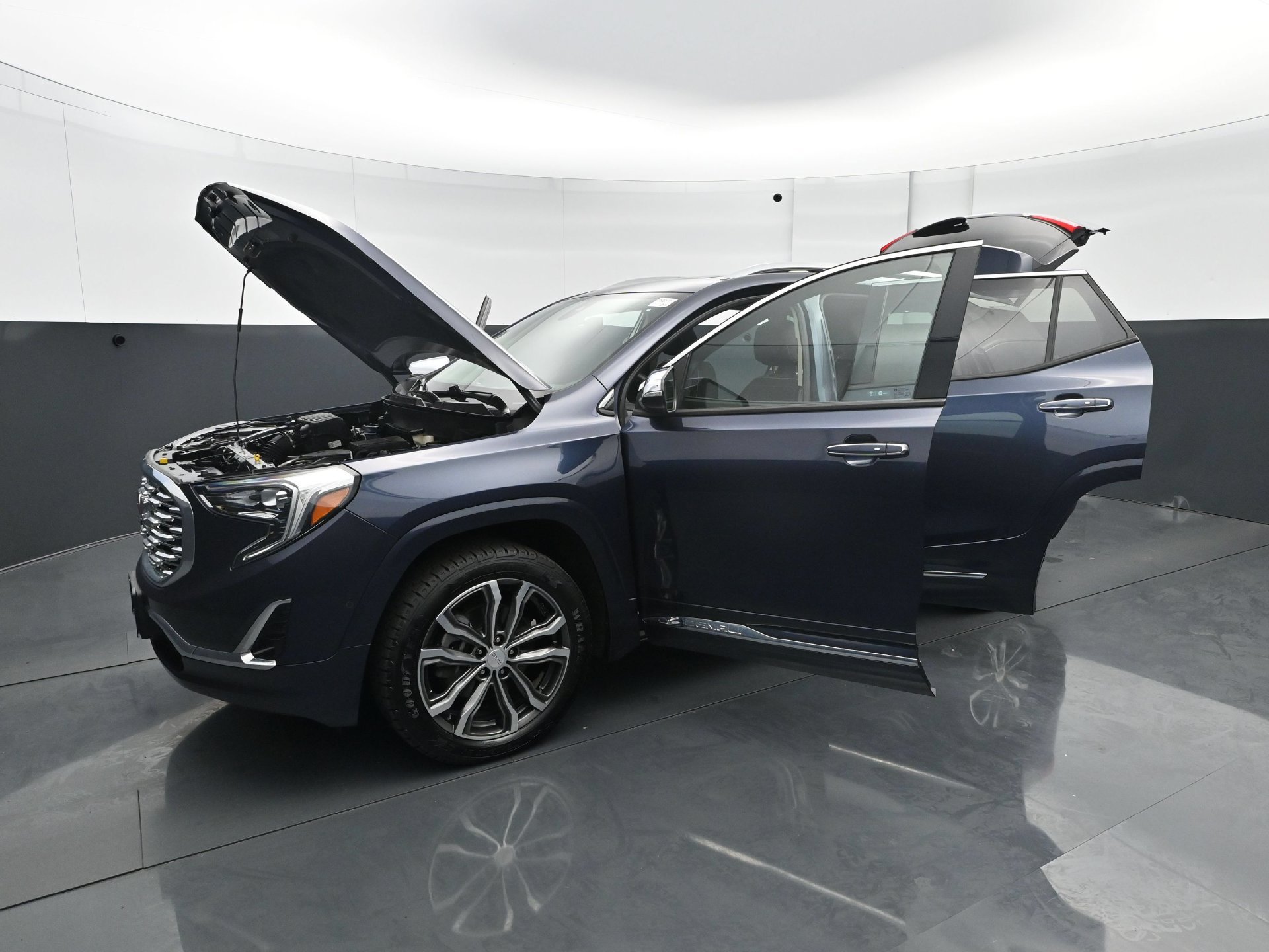 Used 2018 GMC Terrain Denali w/ Advanced Safety Package AWD/4WD image 32