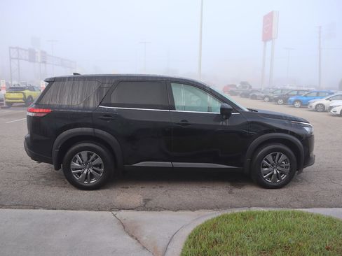 Used 2025 Nissan Pathfinder S image 9