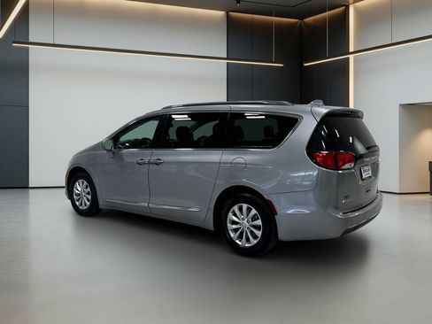Used 2018 Chrysler Pacifica Touring-L FWD image 3