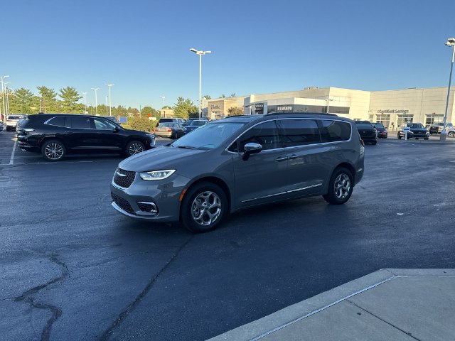 Used 2023 Chrysler Pacifica Limited w/ Uconnect Theater Family Group AWD/4WD image 2
