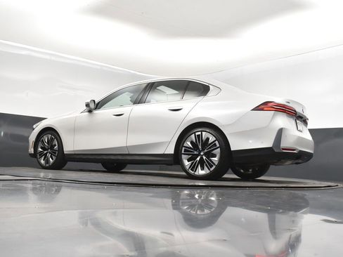 Certified 2025 BMW 530i xDrive w/ Premium Package image 40