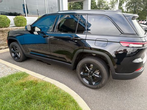 Used 2023 Jeep Grand Cherokee Limited w/ Black Appearance Package AWD/4WD image 5