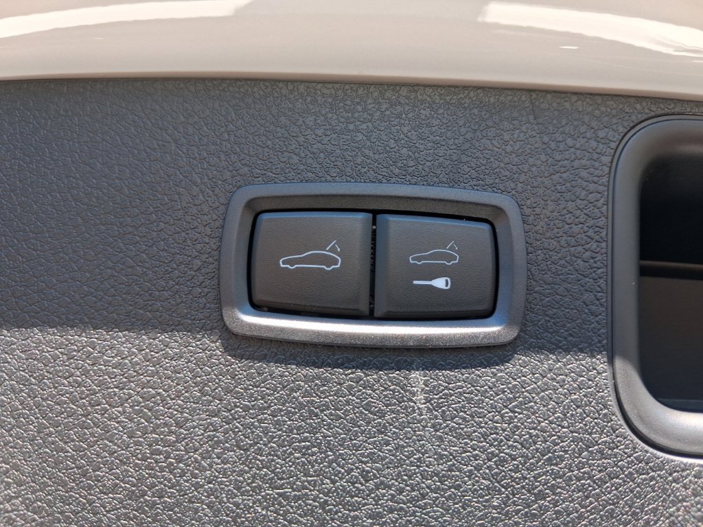 Certified 2024 Porsche Macan S AWD/4WD image 19