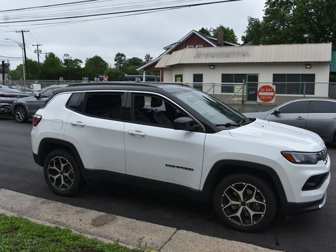 Used 2025 Jeep Compass Limited AWD/4WD image 5