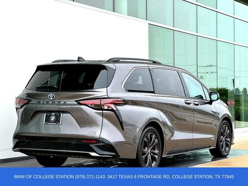 Used 2021 Toyota Sienna XSE FWD image 4