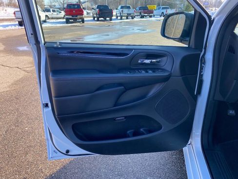 Used 2019 Dodge Grand Caravan SXT image 10