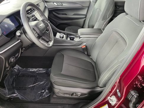 Used 2025 Jeep Grand Cherokee Laredo X RWD image 9