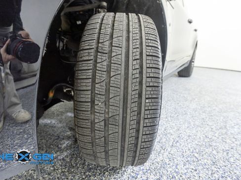 Used 2024 Porsche Macan AWD/4WD image 49