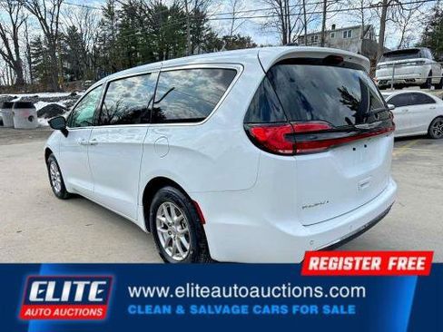 Used 2024 Chrysler Pacifica Touring-L FWD image 3