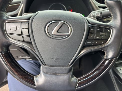 Used 2019 Lexus ES 300h w/ Premium Package FWD image 9