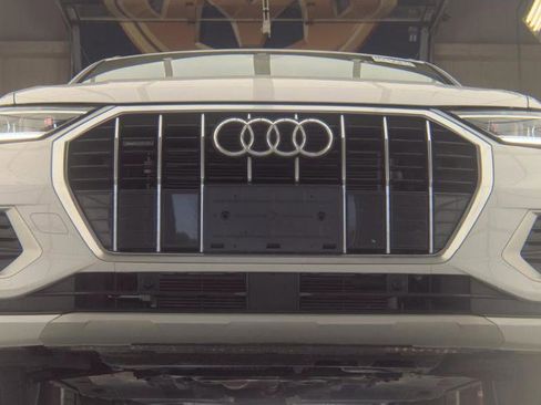 Used 2023 Audi Q3 2.0T Premium w/ Convenience Package AWD/4WD image 2