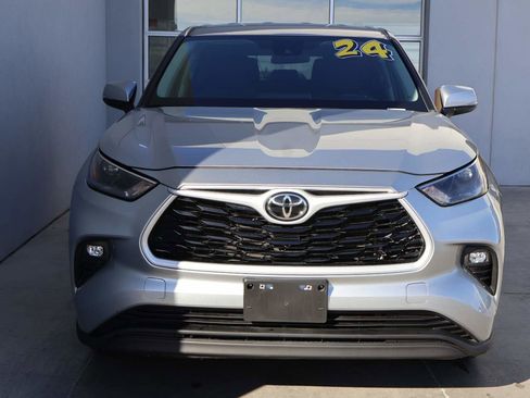 Used 2024 Toyota Highlander LE image 5