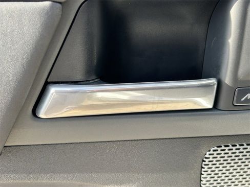 Used 2024 Land Rover Defender 130 X-Dynamic SE image 28