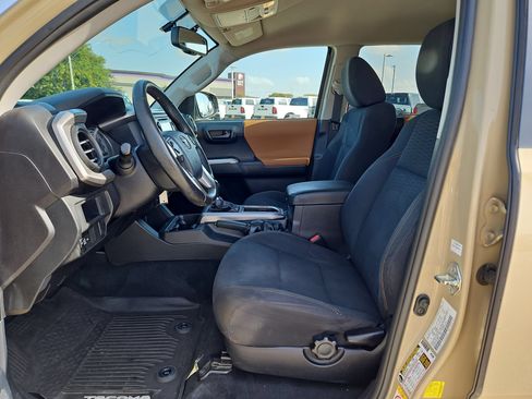 Used 2017 Toyota Tacoma SR5 w/ Tow Package AWD/4WD image 9