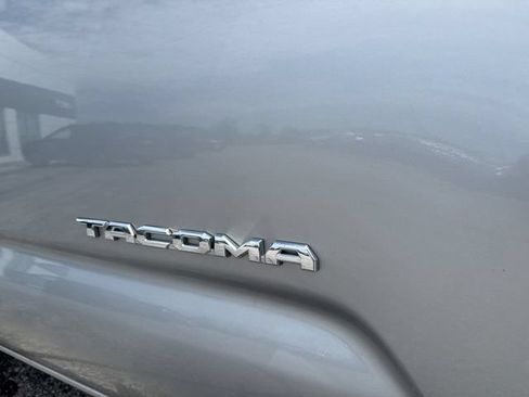 Used 2017 Toyota Tacoma SR5 w/ Tow Package AWD/4WD image 9