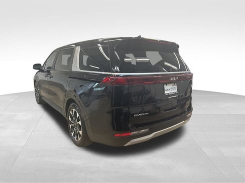 Used 2024 Kia Carnival EX FWD image 4