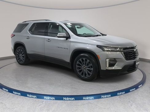 Used 2023 Chevrolet Traverse RS image 3