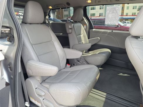 Used 2015 Toyota Sienna XLE FWD image 21