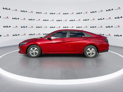 Used 2022 Hyundai Elantra SE FWD image 5