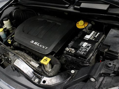 Used 2016 Chrysler Town & Country Touring FWD image 17