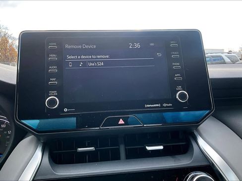 Used 2022 Toyota Venza LE image 34