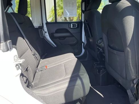 Used 2018 Jeep Wrangler Unlimited Sahara image 19