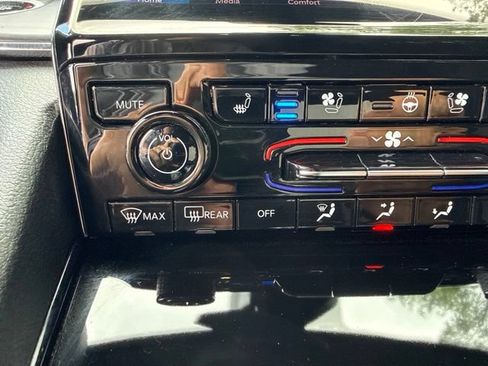 Used 2024 Jeep Grand Cherokee Overland w/ Trailer Tow Package AWD/4WD image 19