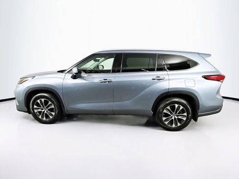 Used 2022 Toyota Highlander XLE AWD/4WD image 4