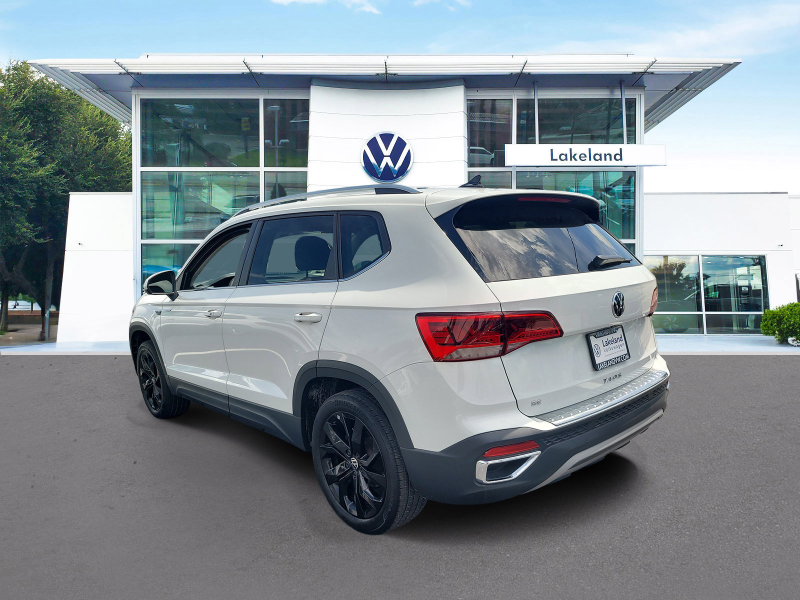 Used 2024 Volkswagen Taos SE w/ Black Wheel Package FWD image 4