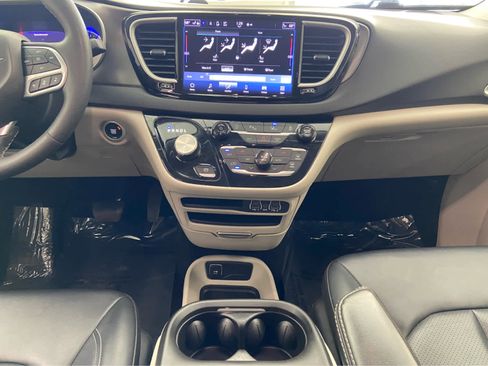 Used 2024 Chrysler Pacifica Touring-L FWD image 22