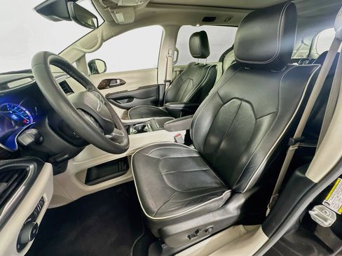 Used 2023 Chrysler Pacifica Limited FWD image 13