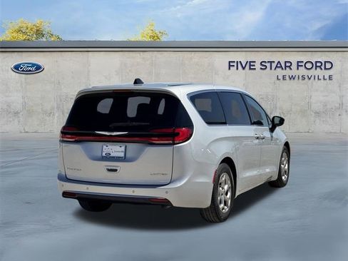 Used 2024 Chrysler Pacifica Limited FWD image 4