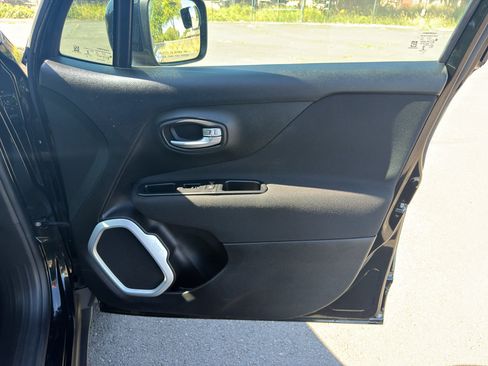 Used 2018 Jeep Renegade Latitude w/ UConnect 8.4 Nav Group AWD/4WD image 13