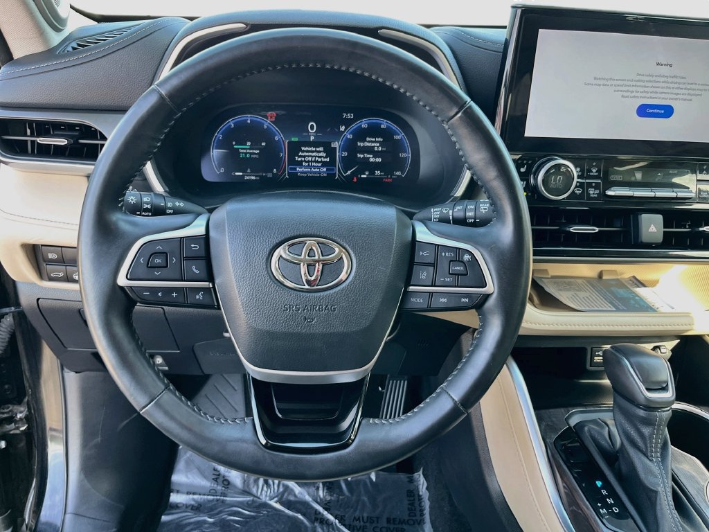 Used 2024 Toyota Highlander Limited FWD image 11