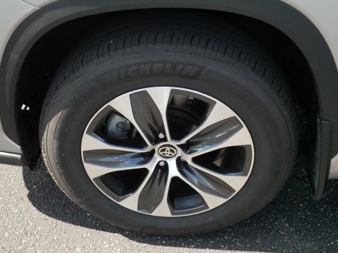Certified 2025 Toyota Highlander XLE AWD/4WD image 15