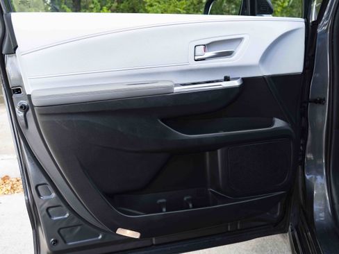 Used 2025 Toyota Sienna XLE FWD image 32