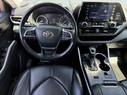 Used 2022 Toyota Highlander XLE FWD image 11