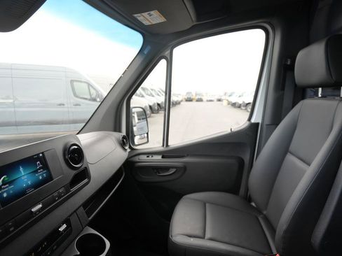 Used 2024 Mercedes-Benz Sprinter 2500 image 9