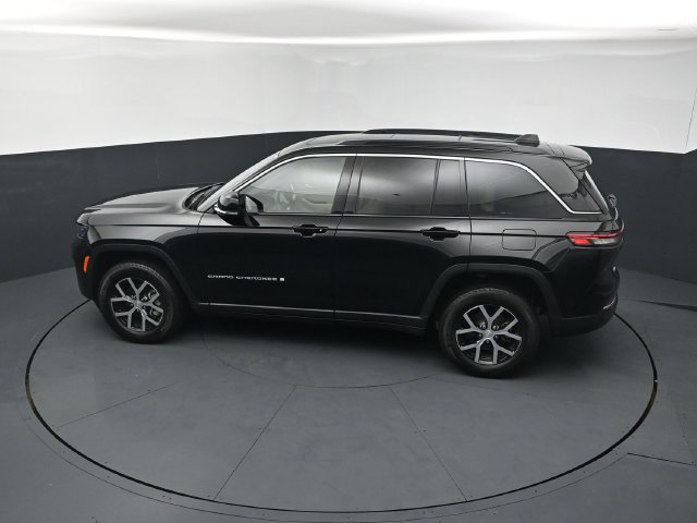 Used 2024 Jeep Grand Cherokee Limited w/ Trailer Tow Package AWD/4WD image 15