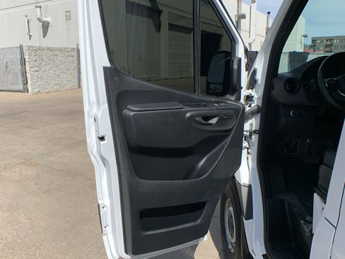 Used 2022 Mercedes-Benz Sprinter 2500 image 11