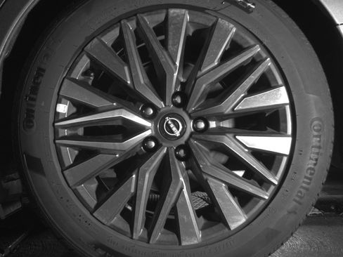 Used 2025 Nissan Altima 2.5 SV FWD image 14