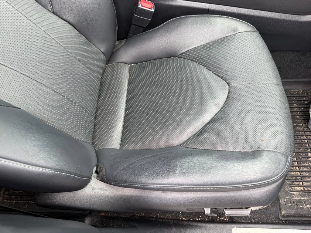 Used 2024 Toyota Highlander Limited FWD image 16