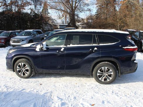 Used 2022 Toyota Highlander XLE image 5