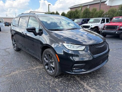 Used 2023 Chrysler Pacifica Touring-L w/ S Appearance Package AWD/4WD image 2
