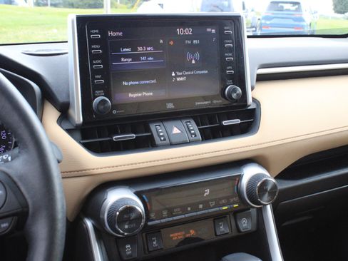 Used 2020 Toyota RAV4 XLE Premium AWD/4WD image 20