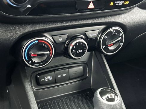 Used 2022 Hyundai Venue SE image 24