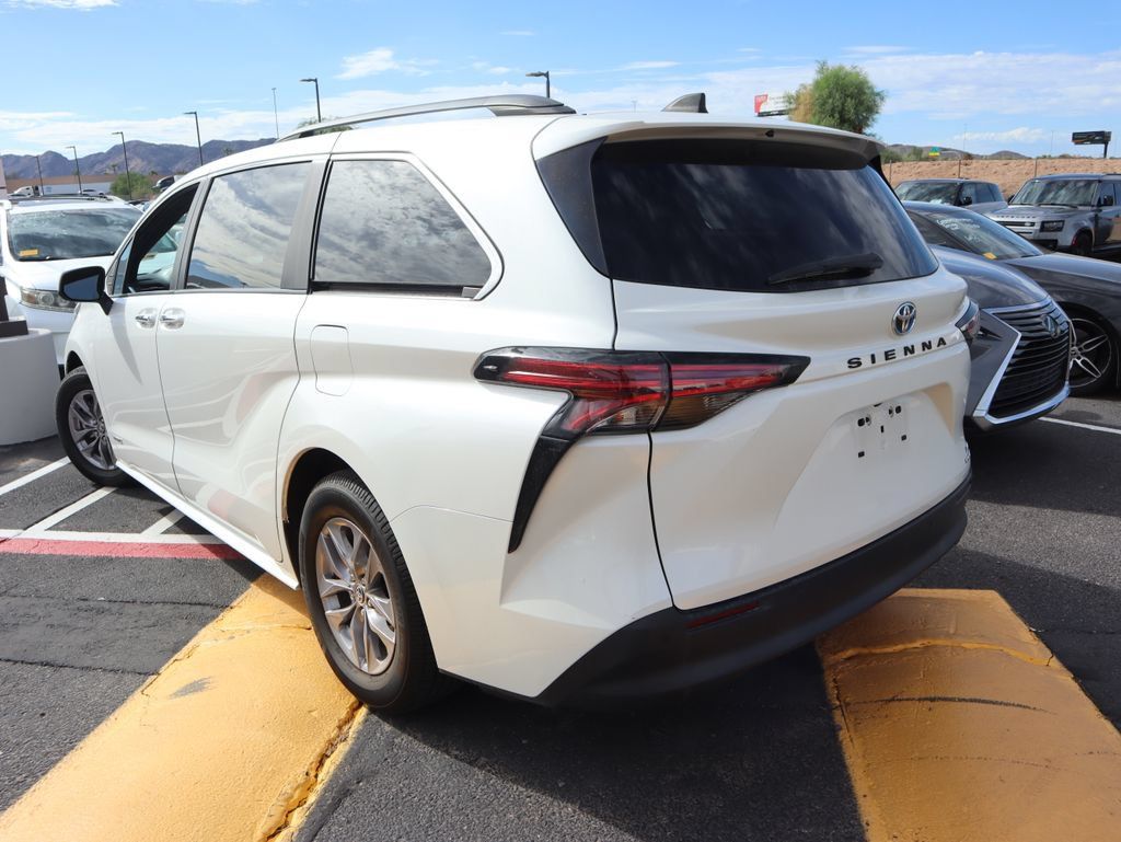Used 2021 Toyota Sienna XLE FWD image 2