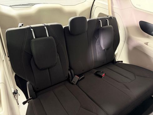 Used 2017 Chrysler Pacifica Touring FWD image 21