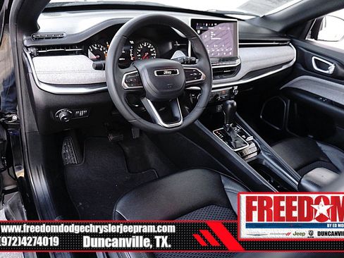 Used 2024 Jeep Compass Latitude image 10