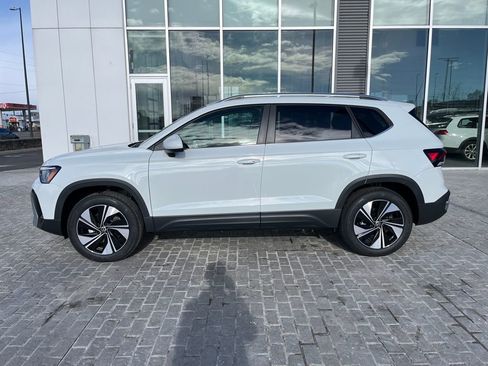 New 2026 Volkswagen Taos SE image 2